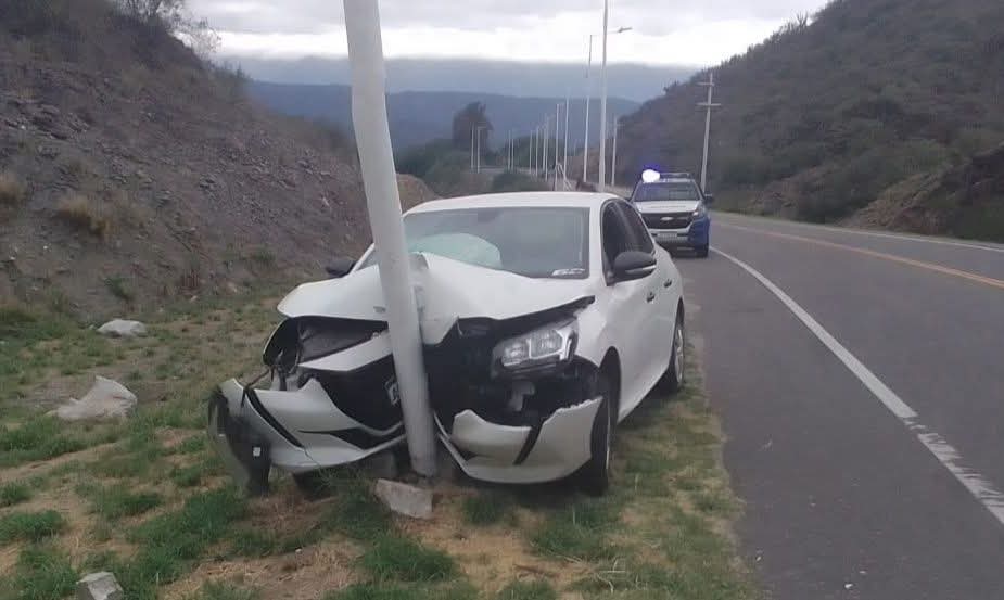 DOS HERIDOS AL CHOCAR UN AUTO CONTRA UN POSTE EN LA CAPITAL 