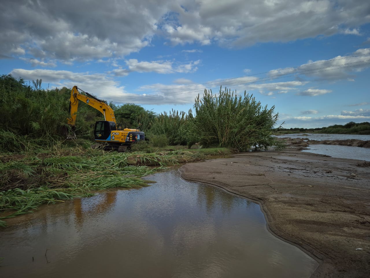 Comenzaron las tareas para reparar la cañería de impulsión en el Río del Valle