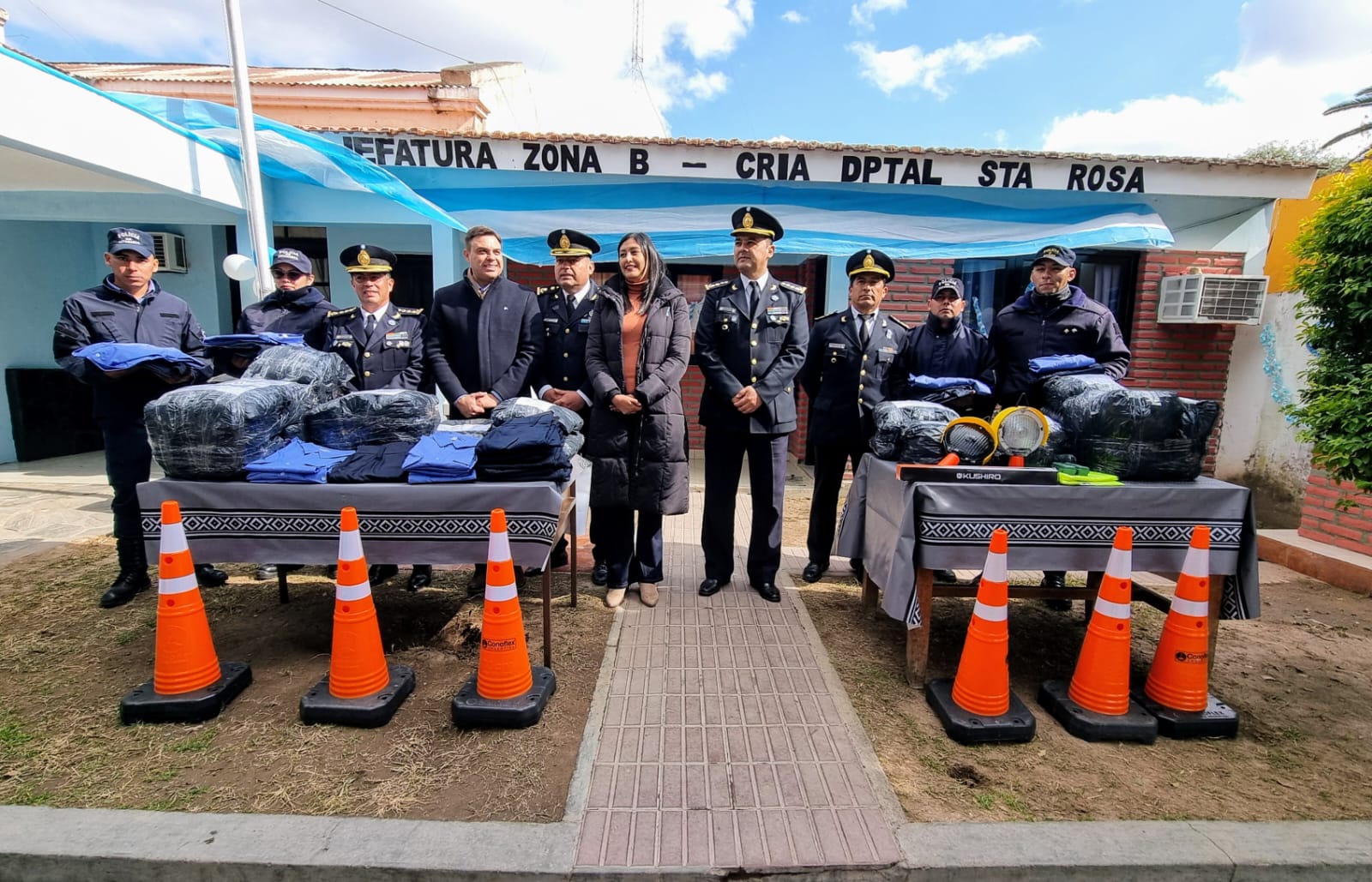 Entrega de uniformes y elementos de seguridad a la Policía del interior